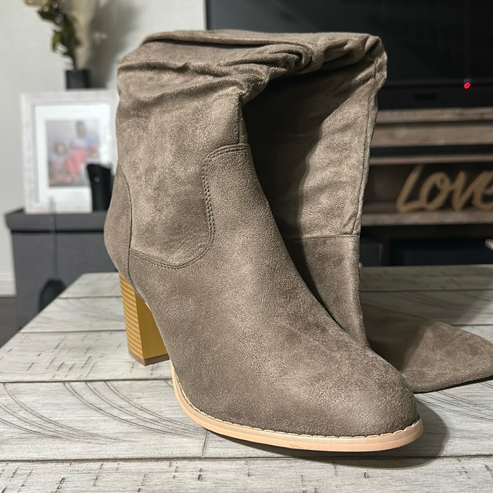 ♥️Knee High Taupe Colored Boots